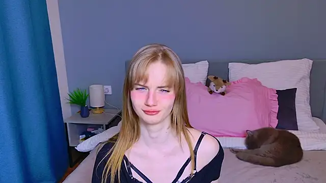 ElfieWhite online show from April 2026 06:10:01 PM