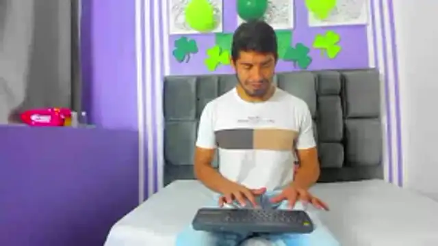 MAGGYE MAX online show from March 2026 01:23:02 PM