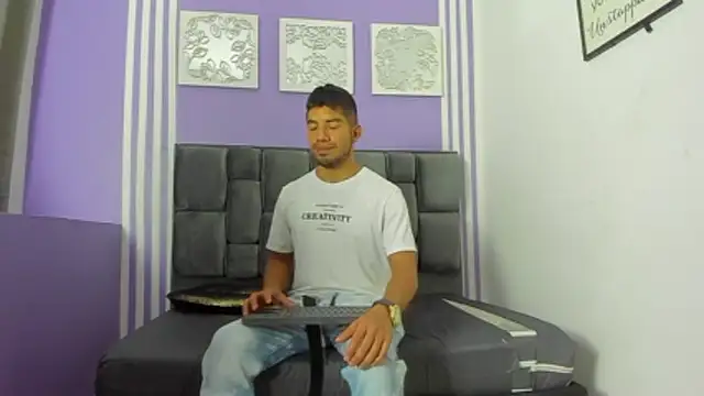 MAGGYE MAX online show from April 2026 02:01:02 PM