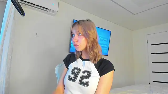 GlitchyDolly online show from June 2026 05:51:02 AM