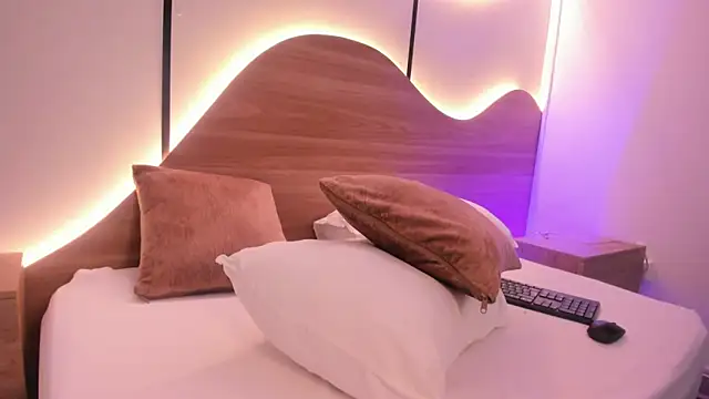 ariadna boneville online show from April 2026 02:40:01 AM