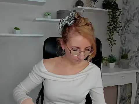 Snapshot of CinderellaMoon chatting on February 2026 06:26:01 AM CinderellaMoon online show from February 2026 06:26:01 AM