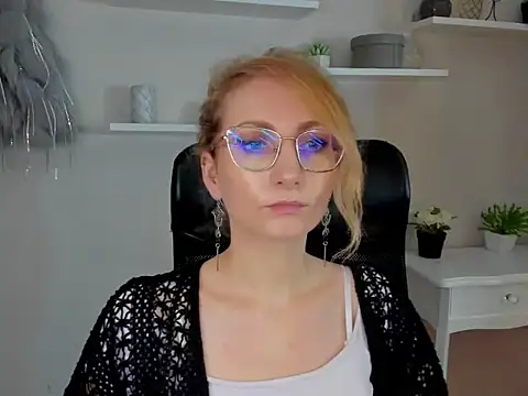 Snapshot of CinderellaMoon chatting on February 2026 06:35:01 AM CinderellaMoon online show from February 2026 06:35:01 AM