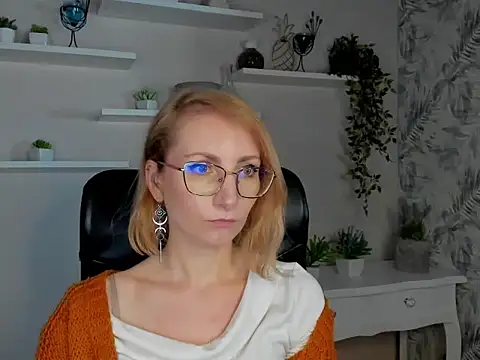 Snapshot of CinderellaMoon chatting on February 2026 06:21:02 AM CinderellaMoon online show from February 2026 06:21:02 AM