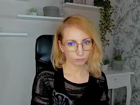 Snapshot of CinderellaMoon chatting on February 2026 06:25:01 AM CinderellaMoon online show from February 2026 06:25:01 AM