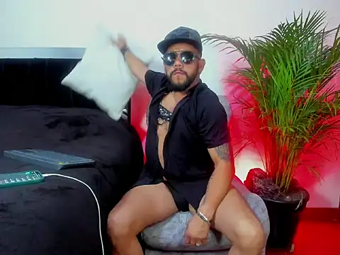 Snapshot of King_bear_25 chatting on March 2026 03:40:01 AM King bear 25 online show from March 2026 03:40:01 AM