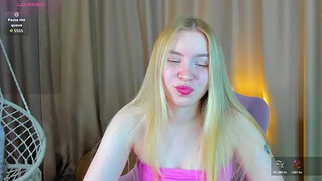 Snapshot of Linda__Bloom chatting on June 2026 12:44:02 AM Linda Bloom online show from June 2026 12:44:02 AM
