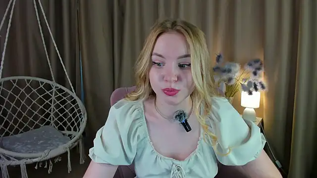Snapshot of Linda__Bloom chatting on June 2026 05:34:01 AM Linda Bloom online show from June 2026 05:34:01 AM