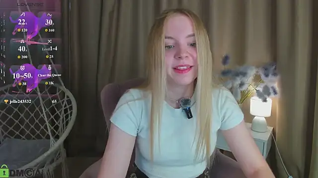 Snapshot of Linda__Bloom chatting on June 2026 12:39:02 AM Linda Bloom online show from June 2026 12:39:02 AM