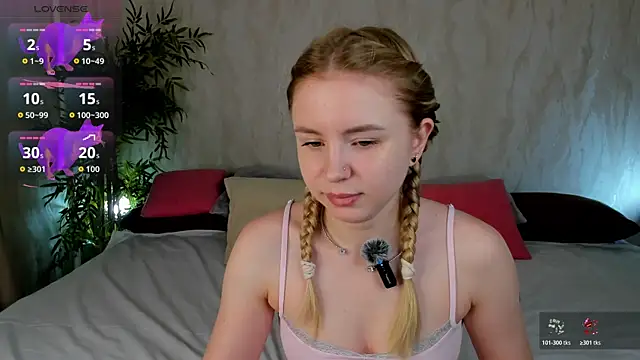 Snapshot of Linda__Bloom chatting on July 2026 12:44:02 AM Linda Bloom online show from July 2026 12:44:02 AM