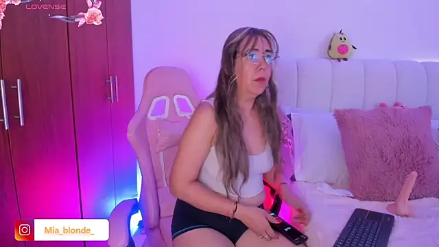 Miablonde  online show from March 2026 12:32:02 PM