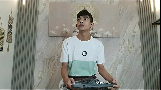 KITTY BOSH online show from April 2026 01:14:01 PM