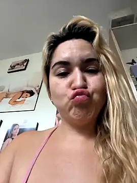 Snapshot of violet-grey chatting on April 2026 03:25:02 PM violet-grey online show from April 2026 03:25:02 PM