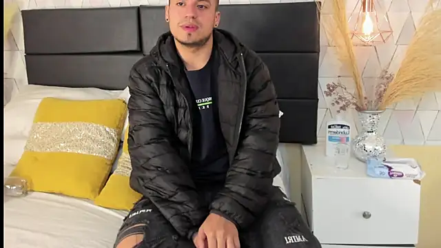 Snapshot of AronGarcia chatting on February 2026 12:05:02 PM AronGarcia online show from February 2026 12:05:02 PM