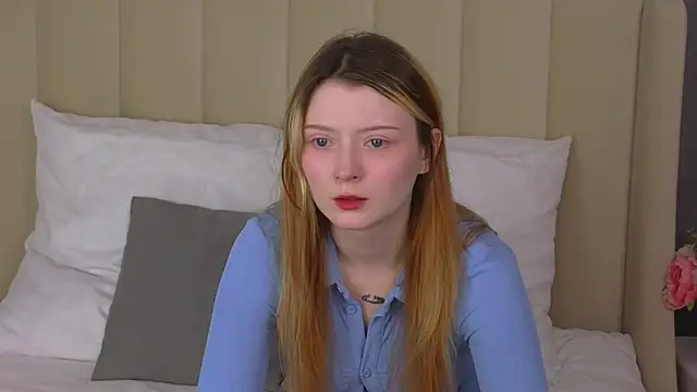 Snapshot of AlyssFrost chatting on June 2026 02:44:02 AM AlyssFrost online show from June 2026 02:44:02 AM