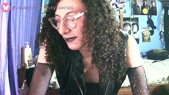 lewd mooncat online show from May 2026 10:17:01 PM