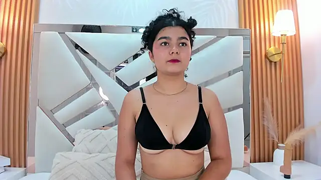 Snapshot of _Curly_Beauty chatting on February 2026 04:26:01 PM Curly Beauty online show from February 2026 04:26:01 PM