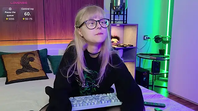 Snapshot of MoliQin chatting on April 2026 07:04:01 AM MoliQin online show from April 2026 07:04:01 AM