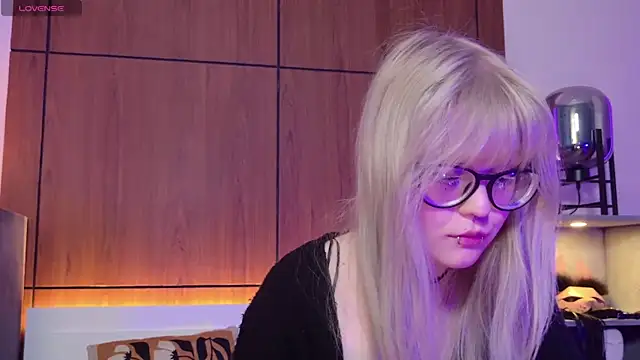 Snapshot of MoliQin chatting on April 2026 07:44:03 AM MoliQin online show from April 2026 07:44:03 AM