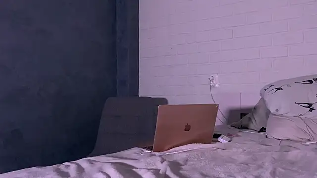 missmiroslava online show from April 2026 01:15:01 PM