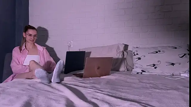 missmiroslava online show from April 2026 05:27:02 PM