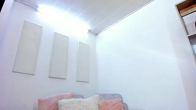 Snapshot of Tylla__ chatting on February 2026 05:07:02 AM Tylla online show from February 2026 05:07:02 AM