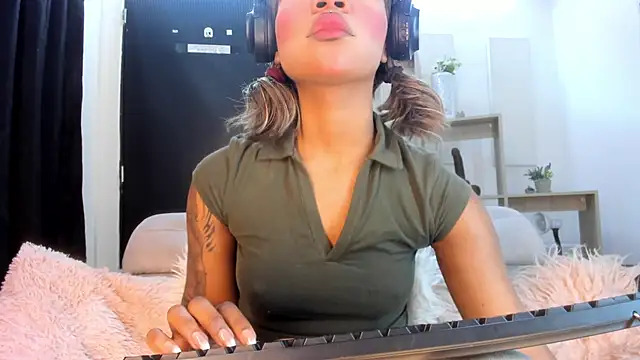 Tylla   online show from March 2026 05:07:01 AM