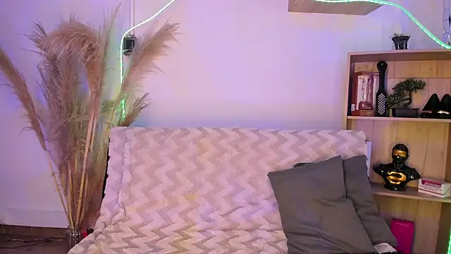 Tylla   online show from April 2026 04:42:01 AM