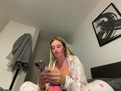 jadey19x online show from February 2026 07:00:02 PM