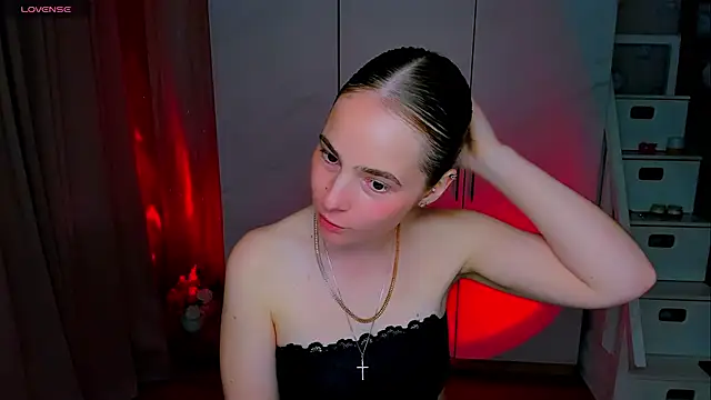 Snapshot of Maddy_Wood_ chatting on June 2026 04:57:02 PM Maddy Wood online show from June 2026 04:57:02 PM