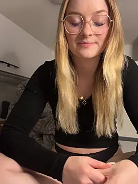 Snapshot of melanieTesss chatting on May 2026 09:10:02 AM melanieTesss online show from May 2026 09:10:02 AM