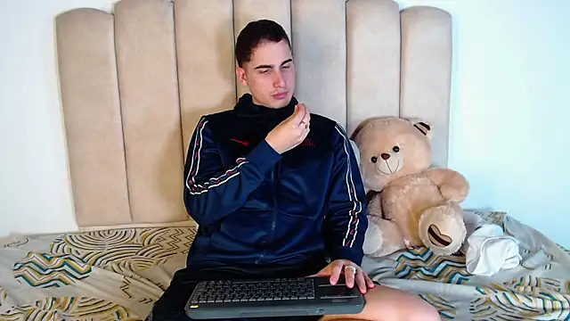 ryanlevi1 online show from February 2026 12:17:01 PM