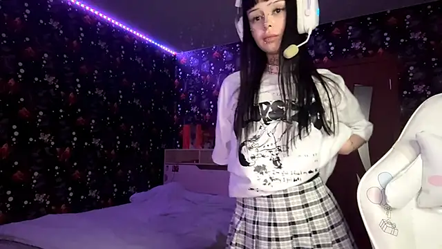 Luna Sohotti online show from February 2026 04:05:02 PM