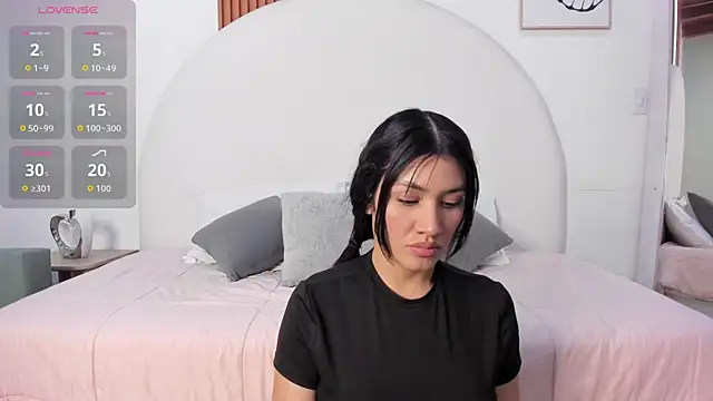Violett Rosse  online show from May 2026 04:16:01 PM