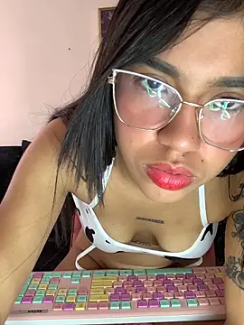 Lily em online show from April 2026 01:02:01 PM