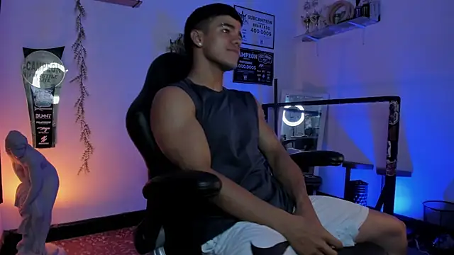 Snapshot of Rob_zaens33 chatting on February 2026 02:19:02 PM Rob zaens33 online show from February 2026 02:19:02 PM