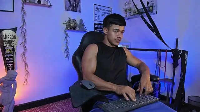 Snapshot of Rob_zaens33 chatting on February 2026 03:02:02 PM Rob zaens33 online show from February 2026 03:02:02 PM