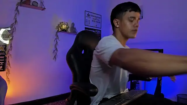 Snapshot of Rob_zaens33 chatting on February 2026 01:35:02 PM Rob zaens33 online show from February 2026 01:35:02 PM