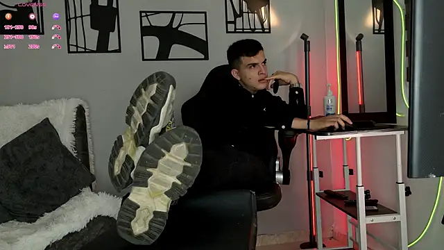 nico pelusa online show from April 2026 02:02:02 PM