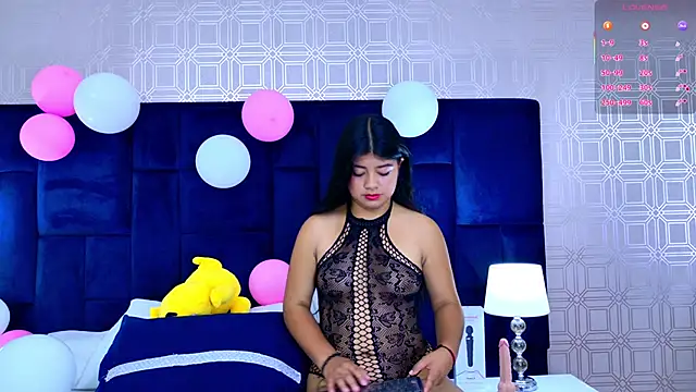 Khloe Moon online show from April 2026 08:32:02 PM