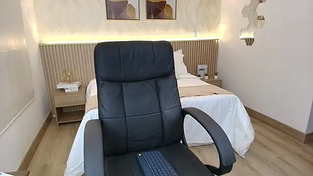 BellaMillers online show from April 2026 11:17:02 PM