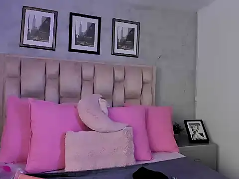 IsabellaRossi online show from April 2026 06:01:01 PM