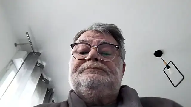 Snapshot of Vieux_pervert chatting on February 2026 08:33:01 AM Vieux pervert online show from February 2026 08:33:01 AM