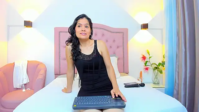 Paulynavera online show from May 2026 01:28:02 PM