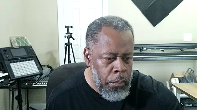 Cleozevo1961 online show from June 2026 06:18:02 PM