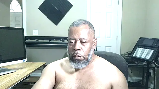 Snapshot of Cleozevo1961 chatting on May 2026 12:59:02 PM Cleozevo1961 online show from May 2026 12:59:02 PM