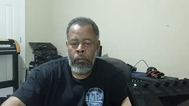 Cleozevo1961 online show from May 2026 03:17:01 PM