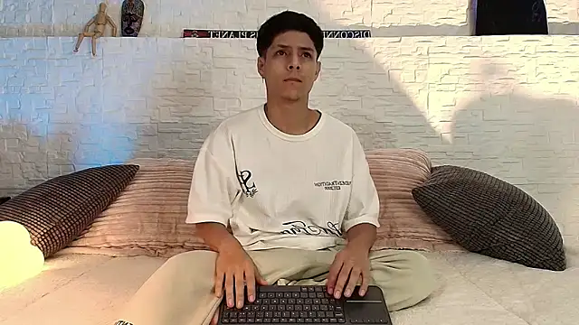 Eliassalvatore  online show from April 2026 03:35:01 PM