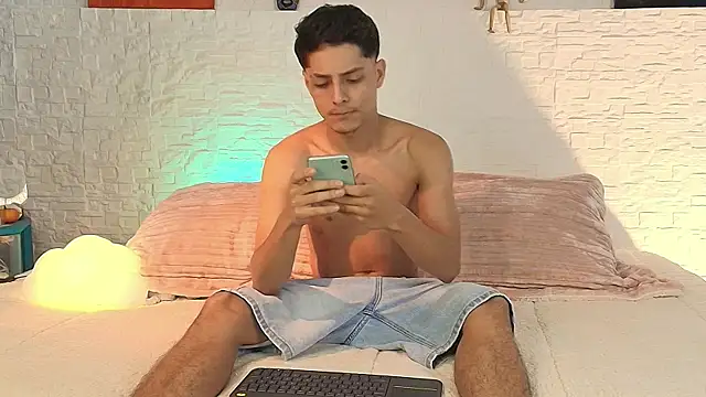 Eliassalvatore  online show from April 2026 04:59:02 PM