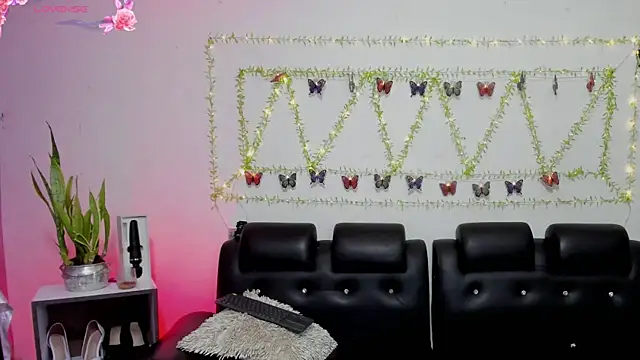 aria-voss online show from April 2026 12:17:01 PM
